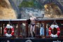 Otužilci skáčou do Vltavy z člunu Pražských Benátek | Muzeum Karlova mostu