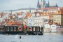 Otužilci skáčou do Vltavy z patentního člunu Vodouch | Muzeum Karlova mostu
