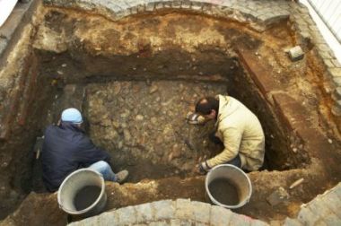 Situace na malostranském nábřeží. Pod dnešní dlažbou probíhá archeologický výzkum.