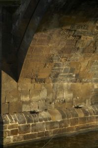 Spodní část pilíře mostu. V detailu je rozpoznatelné poškození pískovcových kvádrů. | Muzeum Karlova mostu