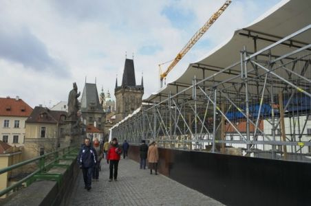 Workplace repair the bridge. Repaired part is always covered to prevent unnecessary zakékání rainwater into the guts of the bridge. | Charles Bridge museum
