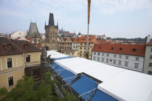 Zastřešení oprav Karlova mostu i s přídavnými kryty pro sochy v průběhu stříkání izolace. | Muzeum Karlova mostu