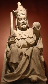 Sádrový odlitek sochy Karla IV. jako římského císaře ze Staroměstské mostecké věže. | Muzeum Karlova mostu